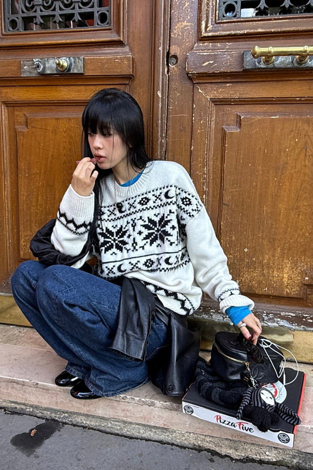 LUCKY CHOUETTE (럭키슈에뜨)의 Chouetties (슈에티스) Shurong (슈롱) 키링입니다. 부클과 져지 소재를 사용하여 제작되었으며, 캐주얼한 스타일을 연출합니다. 멀티컬러, 블랙, 그레이 색상으로 제공되며, 스트라이프와 슈롱이 캐릭터, 토끼 탈 디자인의 자수 장식이 돋보입니다. 탈착 가능하여 실용적이며, 일상에서 포인트를 줄 수 있는 아이템입니다. 올빼미 캐릭터가 귀여움을 더하는 키링입니다.
