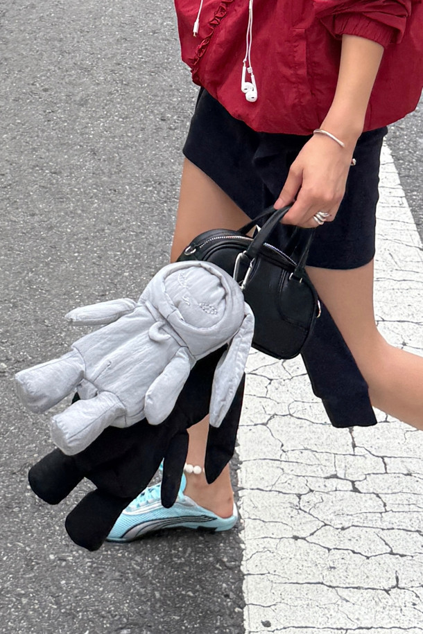 LUCKY CHOUETTE(럭키슈에뜨)의 Chouetties(슈에티즈) 라인, 슈롱이 캐릭터의 깜찍함을 담은 블랙 컬러의 파우치 키링입니다. 가볍고 튼튼한 나일론 소재에 사랑스러운 프릴 디테일이 돋보이며, 미니 사이즈로 수납 기능을 더했습니다. 캐주얼, 걸리시, 스트리트 스타일 모두 소화 가능한 디자인으로, 동네 마실룩, 산책룩, 여행룩 등 다양한 TPO에 활용하기 좋습니다. 슈롱이 캐릭터 모양으로 귀여움을 더해 소지품에 포인트를 줄 수 있습니다.
