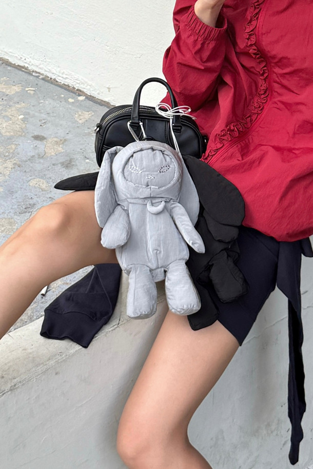 Chouetties by LUCKY CHOUETTE(슈에티 by 럭키슈에뜨)의 Chourong Pouch Key Ring(슈롱 파우치 키링) (silver)입니다. 가볍고 넉넉한 수납력을 자랑하는 파우치형 키링으로, 캐주얼한 스타일을 연출하기 좋습니다. 나일론 소재로 제작되었으며, 슈롱이 캐릭터 디자인이 귀엽게 돋보입니다. 동네 마실룩, 쇼핑룩, 여행룩 등 다양한 TPO에 활용할 수 있으며, 캐주얼, 미니멀, 걸리시한 스타일을 즐기는 분들께 추천합니다. 프릴 점퍼와 함께 코디하여 더욱 사랑스러운 룩을 완성해보세요.
