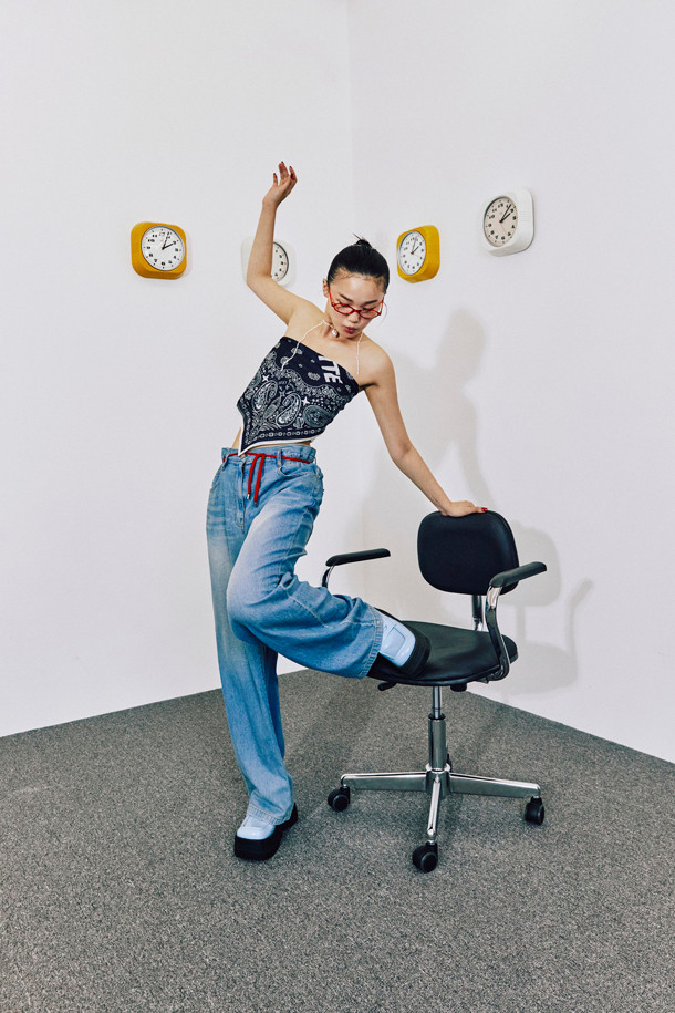 다크 네이비 색상의 페이즐리 스퀘어 스카프입니다. 면과 실크 혼방 소재로 제작되어 부드러운 촉감을 선사하며, 봄, 여름, 가을 계절에 착용하기 좋습니다. 클래식과 캐주얼 스타일 모두 소화 가능하며, 헤어밴드 또는 탑으로도 활용 가능한 다용도 아이템입니다. 동네 마실룩, 카페룩, 여행룩 등 다양한 TPO에 맞춰 스타일링 해보세요. 미니멀한 룩에도 포인트 아이템으로 활용하기 좋습니다.
