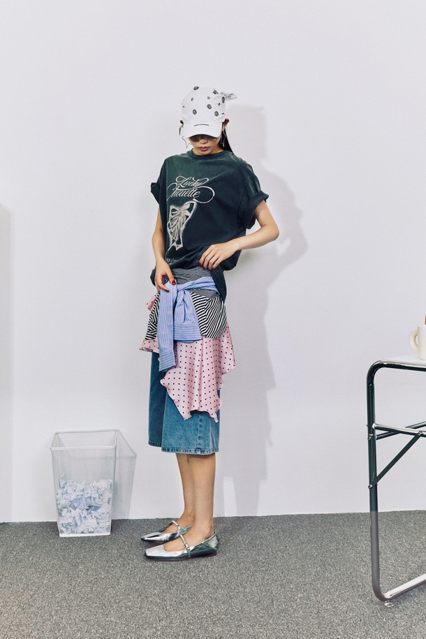 페이즐리 스카프 캡(화이트)은 캐주얼, 스트리트, 미니멀 스타일을 즐겨 입는 분들을 위한 모자입니다. 부드러운 화이트 컬러 바탕에 페이즐리 무늬가 포인트로 들어가 있으며, 챙 부분에는 레터링 자수가 더해져 유니크한 디자인을 자랑합니다. 스카프는 투웨이 연출이 가능하여 다양한 스타일을 연출할 수 있으며, 동네 마실룩이나 산책룩에 툭 걸치기 좋습니다. 일상에서 개성 있는 포인트를 더하고 싶을 때 활용해보세요.
