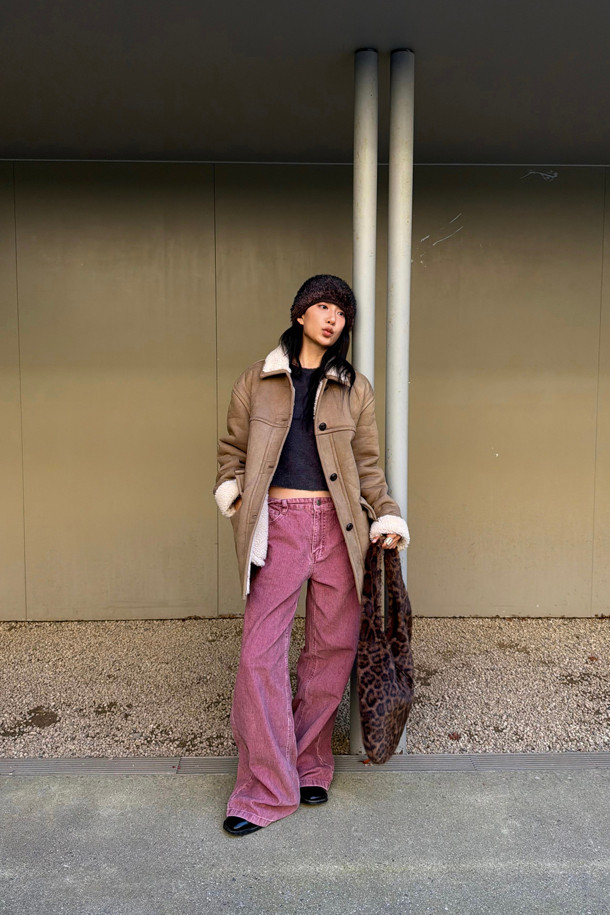 럭키슈에뜨 Chouetties (쇼티스) Fake Mustang (베이지)는 여성스러운 캐주얼 스타일을 연출하는 무스탕입니다. 스웨이드와 덤블 소재의 조화로 포근하고 부드러운 촉감을 선사하며, 두꺼운 두께감으로 따뜻하게 착용할 수 있습니다. 넉넉한 루즈핏과 스탠다드핏 디자인으로 편안한 착용감을 제공하며, 하프 기장으로 다양한 하의와 매치하기 좋습니다. 아웃포켓 디테일과 로고 엠보 포인트가 디자인의 포인트를 더하며, 가을과 겨울 시즌 데일리룩에 활용하기 좋습니다. 베이지 컬러는 미니멀하고 클래식한 분위기를 연출합니다.
