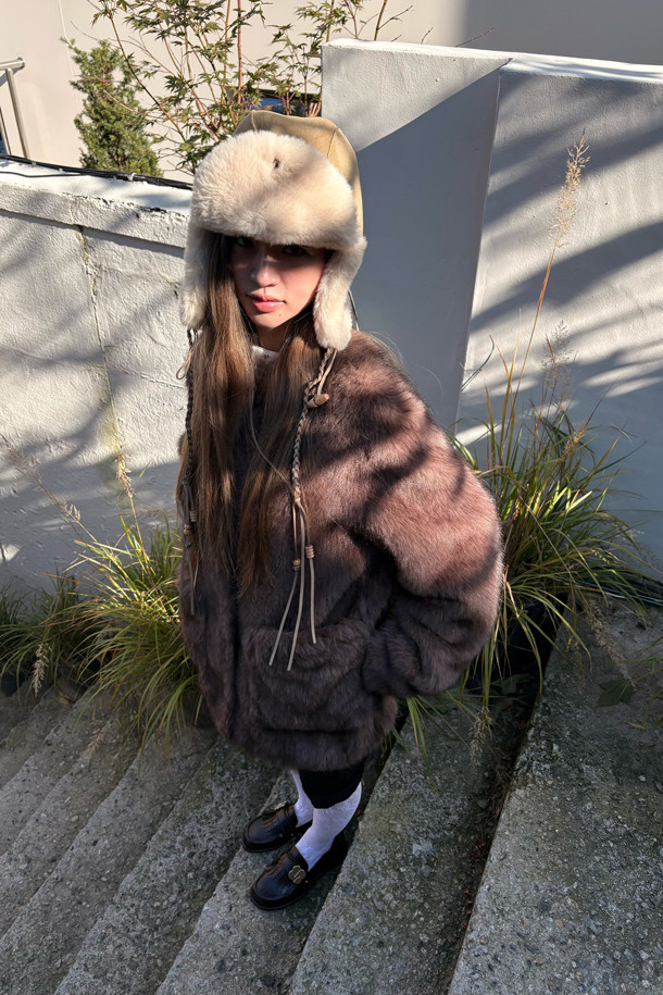 럭키슈에뜨의 슈에티스 페이크 퍼 재킷(브라운)은 출근룩, 오피스룩, 비즈니스 캐주얼에 어울리는 아이템입니다. 클래식, 미니멀, 시크한 스타일을 연출하기에 적합하며, 부드러운 페이크 퍼 소재가 고급스러운 분위기를 더합니다. 브라운 컬러는 따뜻하고 세련된 느낌을 주어 다양한 옷차림에 코디하기 좋습니다. 럭키슈에뜨만의 감각적인 디자인으로, 겨울철 스타일링에 포인트를 더해보세요. 페이크 퍼 재킷으로 시크하고 따뜻한 겨울을 완성하세요.
