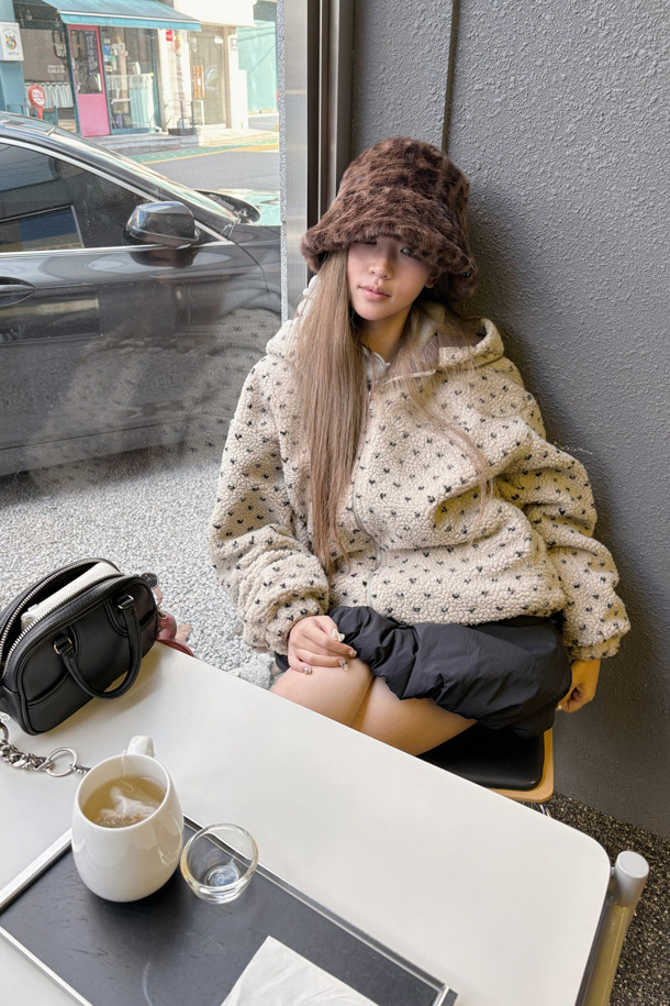 Chouetties by LUCKY CHOUETTE(슈에뜨 바이 럭키슈에뜨)의 페이크 퍼 후드 점퍼(베이지)입니다. 부드러운 플리스와 페이크 퍼 소재로 제작되어 포근하고 따뜻한 착용감을 선사하며, 겨울철은 물론 가을에도 활용하기 좋습니다. 캐주얼, 미니멀, 고프코어 스타일을 아우르는 디자인으로 캠핑룩, 산책룩 등 다양한 TPO에 매치하기 용이합니다. 도트와 하트 패턴이 사랑스러운 분위기를 더하고, 오버핏 실루엣과 후드 디자인으로 편안하면서도 스타일리시하게 연출할 수 있습니다. 투웨이 지퍼, 소매단 및 밑단 밴딩, 레터링 자수, 솔리드 안감 등의 디테일이 돋보이는 두꺼운 두께감의 긴소매 점퍼입니다.
