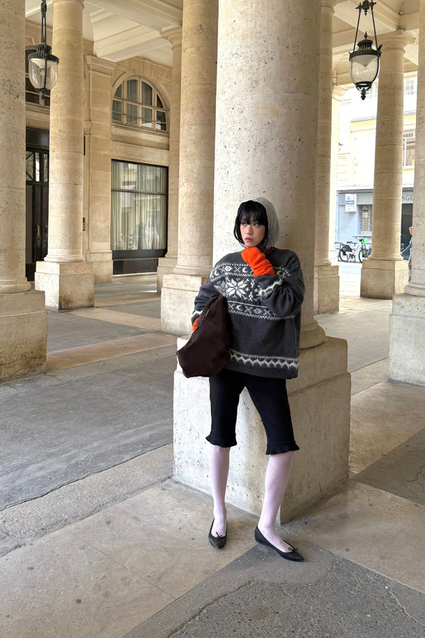 LUCKY CHOUETTE (럭키슈에뜨)의 Frill Point 바이커 쇼츠(블랙)입니다. 허리 밴딩으로 편안한 착용감을 선사하며, 옆 라인 지퍼 디테일로 포인트를 더했습니다. 면, 폴리에스터 혼방 소재로 제작되어 봄, 여름 시즌에 적합하며, 슬림핏 디자인으로 여성스러운 실루엣을 연출합니다. 허리와 밑단 러플 디테일과 러플 끝단의 자수 처리가 돋보이는 제품입니다. 데이트룩, 모임룩 등 다양한 TPO에 미니멀, 걸리시, 로맨틱한 스타일을 더해 활용할 수 있습니다.
