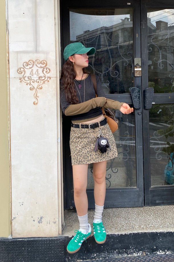 LUCKY CHOUETTE (럭키슈에뜨)의 Chouetties 레이어드 긴팔 티셔츠 (다크 그레이)입니다. 부드러운 레이온과 폴리에스터 혼방 소재로 제작되어 얇고 편안한 착용감을 선사합니다. 슬림핏 라운드넥 디자인에 언밸런스 기장감과 럭키 크레센트 문 와펜 자수 디테일이 특징입니다. 간절기에는 단독으로, 겨울철에는 레이어드하여 데이트룩이나 데일리룩으로 활용하기 좋습니다. 캐주얼, 미니멀 스타일을 즐겨 입는 여성분들께 추천합니다.
