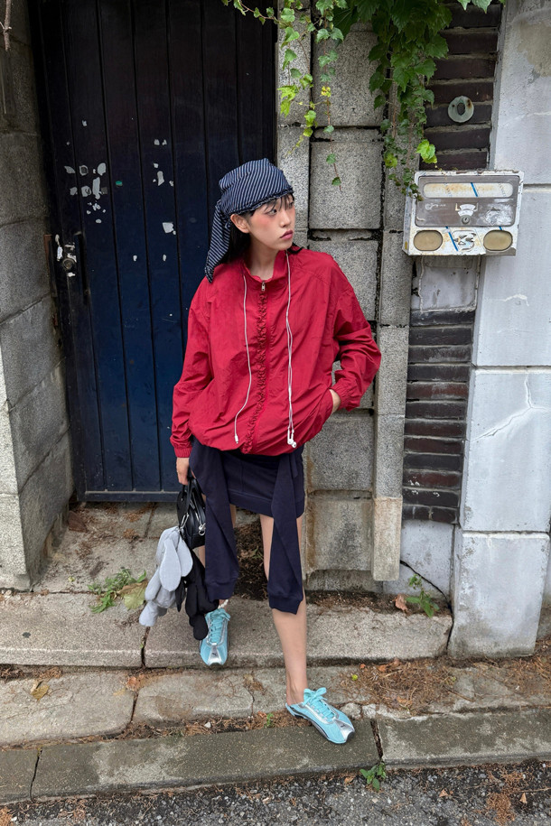 럭키슈에뜨(LUCKY CHOUETTE)의 Chouetties 도트 패턴 프릴 포인트 점퍼 (레드)입니다. 캐주얼하고 걸리시한 스타일로, 봄, 가을에 데이트룩, 동네 마실룩, 봄 소풍룩에 매치하기 좋습니다. 얇은 두께의 나일론 소재로 제작되어 부드러운 촉감을 선사하며, 루즈핏으로 편안하게 착용할 수 있습니다. 지퍼형 여밈 방식에 긴 소매, 소매와 밑단 밴딩 처리로 활동성을 더했습니다. 프릴 디테일과 레터링 프린트가 포인트이며, 슈롱이 파우치와 세트 구성으로 실용성까지 갖춘 아이템입니다.
