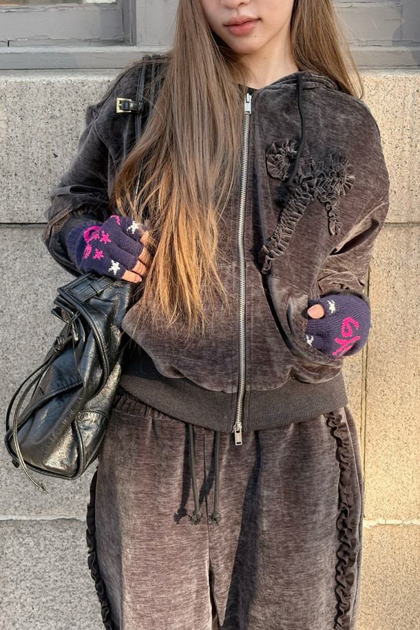 [Re-Order] 럭키슈에뜨_리본 포인트 벨벳 후드 점퍼 (다크 그레이)는 부드러운 벨벳 소재와 루즈핏으로 편안한 착용감을 선사하는 여성 후드 점퍼입니다. 캐주얼하고 미니멀한 스타일을 연출하며, 가을과 겨울에 따뜻하게 입을 수 있습니다. 다크 그레이 컬러에 무지 패턴으로 어떤 옷에도 잘 어울리며, 리본 자수 디테일과 시보리 밑단, 볼륨감 있는 실루엣이 특징입니다. 투웨이 지퍼로 편의성을 높였으며, 캠핑룩이나 산책룩 등 다양한 TPO에 활용 가능합니다. 두꺼운 두께감으로 보온성을 더했습니다.
