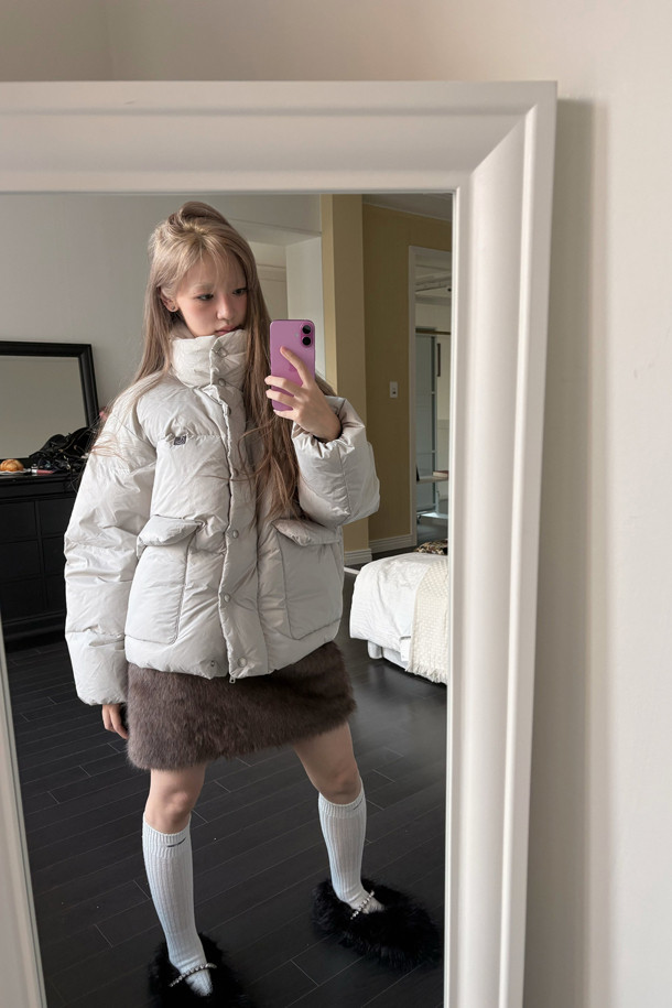 럭키슈에뜨 크롭 덕다운 점퍼는 캐주얼, 빈티지 스타일을 즐기는 분들을 위한 겨울철 필수 아이템입니다. 라이트 베이지 컬러의 무지 디자인으로 어떤 스타일에도 쉽게 매치할 수 있으며, 여행룩, 캠핑룩, 미니멀, 고프코어 스타일 연출에도 적합합니다. 덕다운(솜털 80%, 깃털 20%) 충전재(240g)와 두꺼운 두께감으로 보온성을 높였으며, 루즈핏 크롭 기장으로 트렌디함을 더했습니다. 빅 아웃포켓, 금속 지퍼, 럭키 크레센트 문 모티브 와펜 디테일이 돋보이며, 은은한 광택감이 고급스러운 분위기를 자아내는 긴소매 점퍼입니다.
