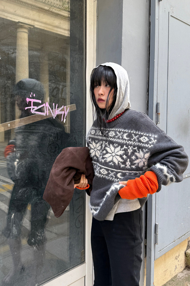 럭키슈에뜨(LUCKY CHOUETTE)의 Chouetties 노르딕 패턴 니트 풀오버(다크 그레이)는 가을, 겨울 시즌에 어울리는 여성용 상의입니다. 넉넉한 루즈핏 실루엣과 라운드넥 디자인으로 편안한 착용감을 선사하며, 울 혼방 소재로 제작되어 부드러운 촉감을 느낄 수 있습니다. 다크 그레이 컬러에 노르딕 패턴이 더해져 캐주얼하면서도 클래식한 분위기를 연출하며 캠핑룩, 집콕룩 등 다양한 TPO에 활용하기 좋습니다. 럭키 크레센트 문 모티브 패턴이 은은하게 포인트가 되어 미니멀한 스타일을 선호하는 분들께도 추천합니다. 긴소매 기장과 두꺼운 두께감으로 따뜻하게 착용할 수 있습니다.
