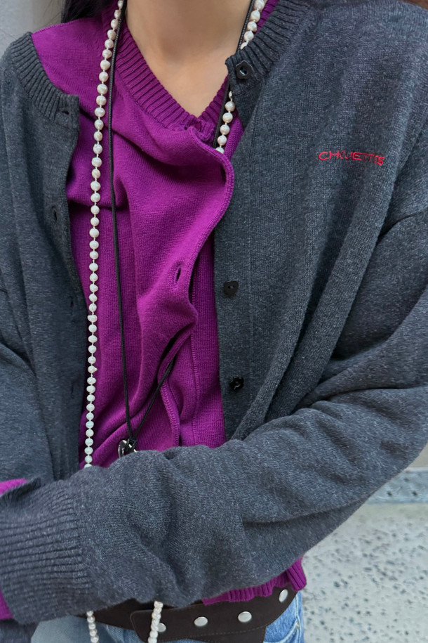 Chouetties by LUCKY CHOUETTE(슈에티 바이 럭키슈에뜨)_언밸런스 니트 가디건(다크 그레이)은 캐주얼한 스타일의 여성 니트 가디건입니다. 가을, 겨울에 착용하기 좋으며, 라운드넥에 루즈핏으로 편안하게 연출할 수 있습니다. 다크 그레이 컬러의 중간 두께 니트 소재로 제작되었으며, 언밸런스한 기장과 자수 레터링 포인트가 특징입니다. 세 가지 모양의 단추 디테일로 포인트를 더했으며, 데일리룩, 카페룩, 쇼핑룩 등 다양하게 활용 가능합니다. 아크릴과 코튼 혼방 소재로 제작되어 부드러운 촉감을 선사합니다.
