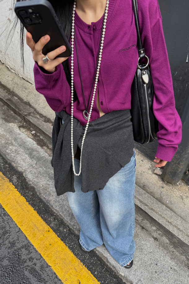 [Re-Order] 럭키슈에뜨_언밸런스 니트 가디건 (퍼플)은 부드러운 아크릴과 코튼 혼방 소재로 제작되어 봄, 가을에 착용하기 좋은 여성 니트 가디건입니다. 라운드넥에 긴 소매, 루즈핏으로 편안한 착용감을 선사하며, 언밸런스 기장과 레터링 자수 포인트가 캐주얼한 무드를 더합니다. 세 가지 모양의 믹스된 단추가 디자인의 묘미를 살리고, 데이트룩, 카페룩, 봄 소풍룩 등 다양한 TPO에 활용 가능합니다. 미니멀, 로맨틱 스타일을 선호하는 분들께 추천하며, 캐주얼한 스타일링에 포인트를 더해줍니다.
