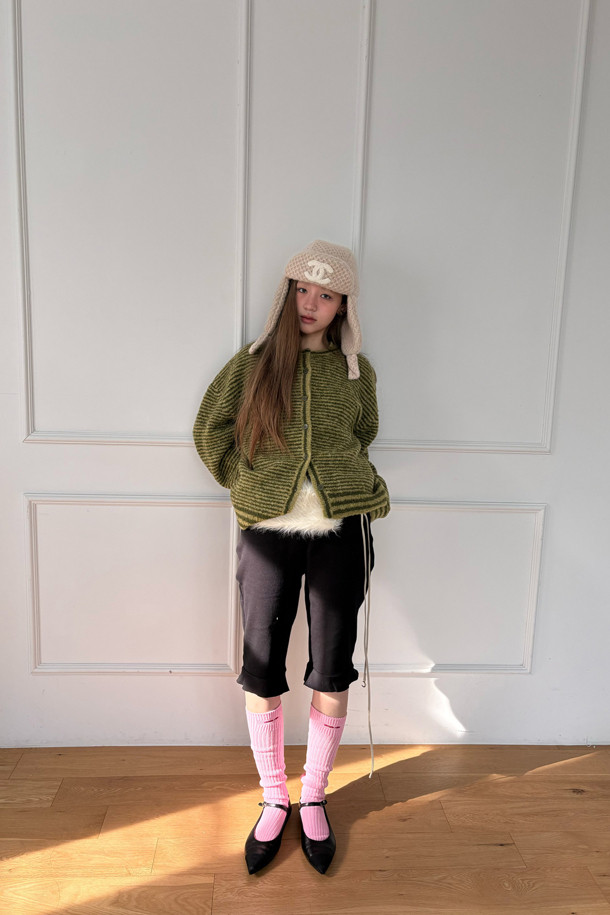 럭키슈에뜨(LUCKY CHOUETTE)의 Chouetties 언밸런스 스트라이프 니트 가디건 (올리브)입니다. 부드러운 울 소재로 제작되어 가을과 겨울에 따뜻하게 착용할 수 있습니다. 캐주얼한 무드의 루즈핏으로 편안함을 선사하며, 라운드 넥과 긴 소매 디자인이 특징입니다. 언밸런스 기장감과 럭키 크레센트 문 자수, 하트 모양 단추 디테일이 돋보이는 디자인으로 데이트룩, 모임룩, 캐주얼, 클래식, 미니멀 스타일 모두 소화 가능합니다. 두꺼운 두께감으로 포근함을 더했습니다.
