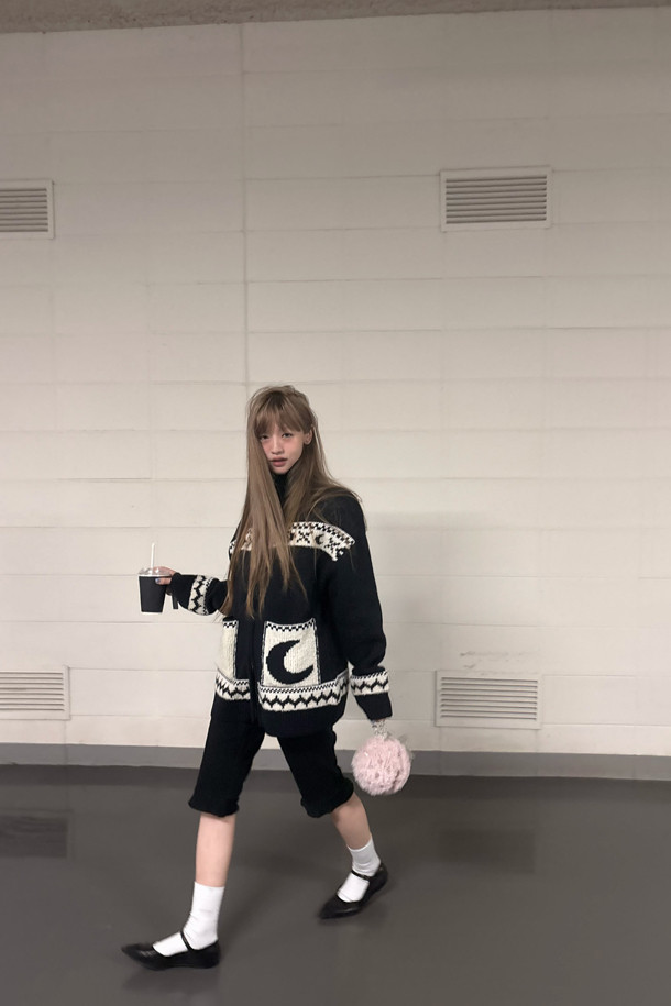 [Re-Order] 럭키슈에뜨_노르딕 패턴 하이넥 가디건 (다크 네이비)는 여성 의류로, 가을과 겨울에 따뜻하게 입을 수 있는 니트/스웨터입니다. 다크 네이비 컬러에 캐주얼, 빈티지 스타일을 더한 루즈핏 가디건으로, 하이넥 디자인과 긴 소매가 특징입니다. 두꺼운 울 소재로 제작되어 부드러운 촉감을 선사하며, 노르딕 패턴이 돋보입니다. 투웨이 지퍼와 아웃포켓 디테일, 럭키 크레센트 문 모티브가 돋보이며, 출근룩이나 모임룩, 캐주얼, 클래식, 미니멀 스타일 모두 소화 가능합니다.
