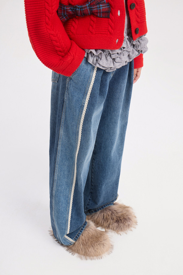 테이프 포인트 데님 팬츠(블루)는 캐주얼, 미니멀, 클래식 스타일을 아우르는 여성 데님 팬츠입니다. 봄, 가을에 어울리는 긴 기장의 스트레이트 핏 바지로, 옆라인 커브 실루엣과 앞 절개라인 워싱이 특징입니다. 앞 중심 지퍼와 로고 캔톤, 허리 캔톤 장식이 더해져 디테일을 살렸으며, 레이스 테이프 포인트가 돋보입니다. 뒤판 개발 텍션지와 뒤 포켓 자수 디자인으로 밋밋함을 덜어 데이트룩, 봄 소풍룩에 제격입니다.
