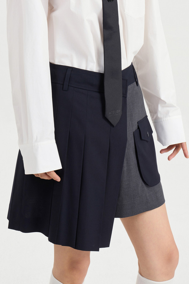 마테리얼 믹스 플리츠 쇼츠 (다크 네이비)는 유니크하면서도 클래식한 무드를 자아내는 여성 숏팬츠입니다. 부드러운 폴리에스터와 레이온 소재를 믹스하여 편안한 착용감을 선사하며, 무릎 위 기장의 A라인 핏으로 다리가 길어 보이는 효과를 줍니다. 스커트처럼 보이는 플리츠 디테일과 입체 포켓 디자인이 특징이며, 데이트룩, 카페룩, 모임룩 등 다양한 TPO에 맞춰 클래식, 미니멀, 걸리시 스타일을 연출할 수 있습니다. 간절기에 활용하기 좋은 아이템입니다.
