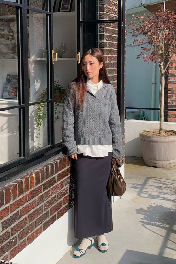 멜란지 그레이 컬러의 케이블 자수 카라 니트 풀오버입니다. 울, 캐시미어, 나일론 혼방 소재로 제작되어 부드러운 촉감과 두꺼운 두께감으로 따뜻하게 착용할 수 있습니다. 클래식한 무드와 루즈핏 디자인으로 편안하면서도 세련된 스타일을 연출하며, 노치넥과 긴 소매, 플라워 자수 디테일이 포인트입니다. 출근룩, 오피스룩, 모임룩 등 다양한 TPO에 활용 가능하며, 미니멀하고 클래식한 스타일을 선호하는 여성분들께 추천합니다.
