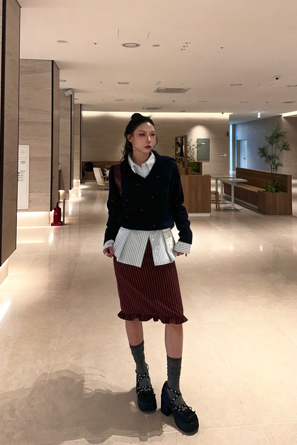 케이블 자수 카라 니트 풀오버 (다크 네이비)는 울, 캐시미어, 나일론 혼방 소재로 제작되어 부드러운 촉감과 뛰어난 보온성을 자랑하는 여성 니트입니다. 클래식한 무드와 루즈핏 디자인으로 편안하면서도 세련된 스타일을 연출하며, 가을, 겨울 시즌에 활용하기 좋습니다. 빅사이즈 카라와 플라워 모티브 자수 장식이 돋보이며, 노치넥 디자인으로 여성스러운 분위기를 더합니다. 데이트룩, 모임룩, 출근룩 등 다양한 TPO에 활용 가능한 아이템으로, 스커트와 함께 세련된 룩을 완성할 수 있습니다.
