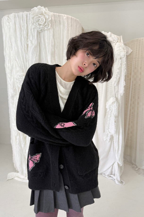 컬러 자카드 니트 가디건 (블랙)은 부드러운 울과 모헤어 혼방 소재로 제작되어 폭신한 촉감을 선사합니다. 힙 기장의 박시핏 디자인에 브이넥 라인으로 편안하면서도 세련된 스타일을 연출합니다. 긴 소매와 버튼 여밈, 포켓 디테일이 돋보이며, 배색 컬러감이 은은한 포인트를 더합니다. 가을, 겨울 시즌에 캐주얼, 클래식, 미니멀 스타일을 즐겨 입는 여성분들에게 모임룩, 출근룩으로 추천합니다. 가볍게 걸쳐 입기 좋아 간절기부터 겨울까지 폭넓게 활용 가능합니다.
