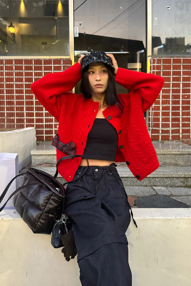 [Re-Order] 체크 리본 라운드 넥 니트 가디건 (레드)는 포근한 울 소재로 제작되어 가을, 겨울 시즌에 따뜻하게 착용하기 좋은 여성 니트 가디건입니다. 체크 패턴과 리본 장식이 걸리시한 무드를 더하며, 라운드 넥과 긴 소매 디자인으로 부드러운 촉감을 선사합니다. 넉넉한 루즈핏과 코쿠닝 실루엣으로 편안함을 강조하며, 데이트룩, 모임룩 등 다양한 TPO에 캐주얼, 클래식, 걸리시 스타일로 연출하기 좋습니다. 두꺼운 두께감의 케이블 조직 니트로 제작되어 따뜻함과 스타일을 동시에 잡았습니다.
