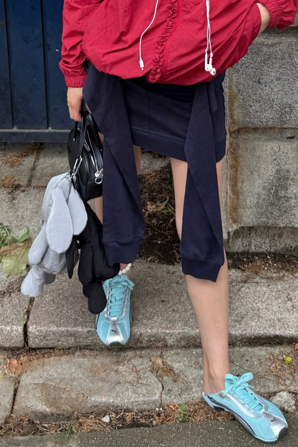 LUCKY CHOUETTE(럭키슈에뜨)의 Chouetties(슈에티즈) 라인, 슈롱이 캐릭터의 깜찍함을 담은 블랙 컬러의 파우치 키링입니다. 가볍고 튼튼한 나일론 소재에 사랑스러운 프릴 디테일이 돋보이며, 미니 사이즈로 수납 기능을 더했습니다. 캐주얼, 걸리시, 스트리트 스타일 모두 소화 가능한 디자인으로, 동네 마실룩, 산책룩, 여행룩 등 다양한 TPO에 활용하기 좋습니다. 슈롱이 캐릭터 모양으로 귀여움을 더해 소지품에 포인트를 줄 수 있습니다.
