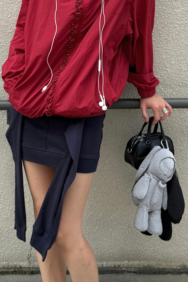 Chouetties by LUCKY CHOUETTE(슈에티 by 럭키슈에뜨)의 Chourong Pouch Key Ring(슈롱 파우치 키링) (silver)입니다. 가볍고 넉넉한 수납력을 자랑하는 파우치형 키링으로, 캐주얼한 스타일을 연출하기 좋습니다. 나일론 소재로 제작되었으며, 슈롱이 캐릭터 디자인이 귀엽게 돋보입니다. 동네 마실룩, 쇼핑룩, 여행룩 등 다양한 TPO에 활용할 수 있으며, 캐주얼, 미니멀, 걸리시한 스타일을 즐기는 분들께 추천합니다. 프릴 점퍼와 함께 코디하여 더욱 사랑스러운 룩을 완성해보세요.
