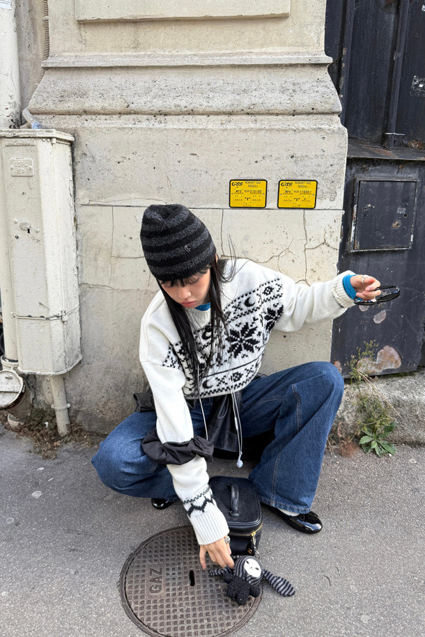 럭키슈에뜨(LUCKY CHOUETTE)의 Chouetties 스트라이프 니트 비니(블랙)입니다. 가을, 겨울 시즌에 어울리는 울 혼방 소재로 제작되어 부드러운 촉감을 선사하며, 가벼운 착용감을 자랑합니다. 일상 및 출근룩, 모임룩에 매치하기 좋으며, 캐주얼, 미니멀, 클래식 스타일을 모두 소화할 수 있습니다. 얇은 두께감과 일반 모자 깊이로 편안하게 착용 가능하며, 럭키 크레센트 문 모티브 자수와 와펜 디자인이 돋보입니다. 블랙 컬러의 스트라이프 패턴으로 어떤 스타일에도 웨어러블하게 연출할 수 있습니다.
