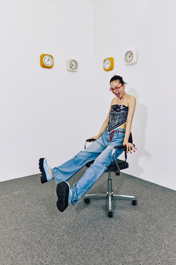 다크 네이비 색상의 페이즐리 스퀘어 스카프입니다. 면과 실크 혼방 소재로 제작되어 부드러운 촉감을 선사하며, 봄, 여름, 가을 계절에 착용하기 좋습니다. 클래식과 캐주얼 스타일 모두 소화 가능하며, 헤어밴드 또는 탑으로도 활용 가능한 다용도 아이템입니다. 동네 마실룩, 카페룩, 여행룩 등 다양한 TPO에 맞춰 스타일링 해보세요. 미니멀한 룩에도 포인트 아이템으로 활용하기 좋습니다.
