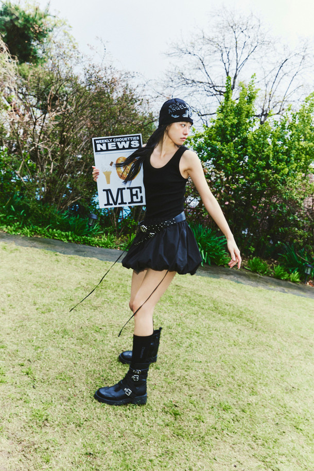 럭키슈에뜨의 헴 볼륨 민소매 원피스(블랙)는 여성용 캐주얼 원피스입니다. A라인 핏과 플레어 치마 타입으로, 허리 밴딩과 스커트 셔링 디테일이 특징이며 볼륨감 있는 실루엣을 연출합니다. 라운드넥 디자인에 민소매 기장으로, 여름철 데이트룩, 카페룩, 바캉스룩 등 다양한 TPO에 활용하기 좋습니다. 뒷면 라벨 장식, 무지 패턴으로 미니멀하고 로맨틱한 스타일을 완성하며, 레이어드 스타일링으로 개성 있는 연출이 가능합니다.
