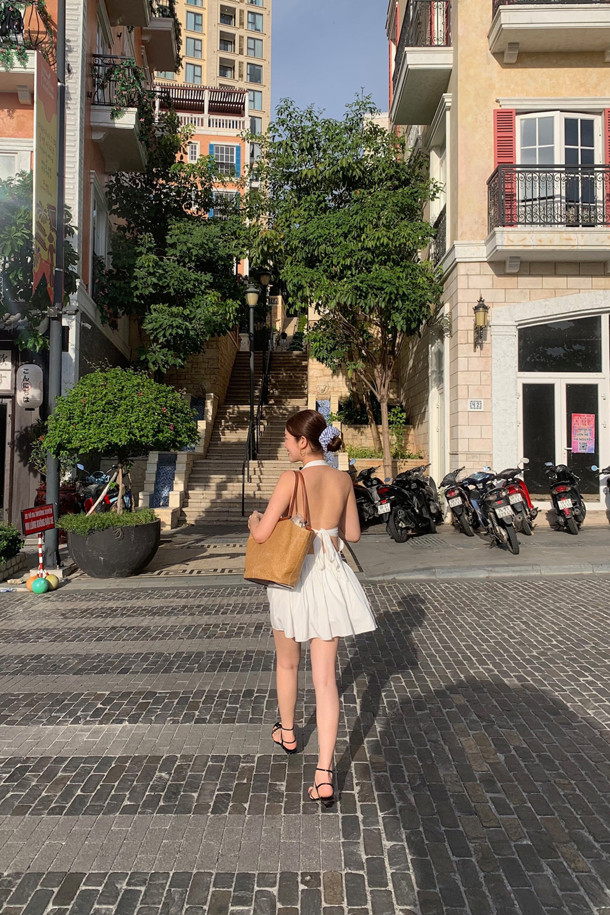 럭키슈에뜨의 Chouetties (슈에티스) 홀터넥 미니 드레스 (화이트)는 여성스러운 무드를 연출하는 여름 스타일의 미니 원피스입니다. A라인 플레어 스커트에 달 모티프 패턴이 더해져 로맨틱한 분위기를 자아내며, 홀터넥과 민소매 디자인으로 시원함을 더했습니다. 허리 밴딩과 등판 리본 디테일, 안감 처리가 편안한 착용감을 선사하며, 레이어드 스타일링이 가능하여 다양한 연출이 가능합니다. 데이트룩, 휴가룩, 리조트룩 등 TPO에 구애받지 않고, 걸리시하고 리조트한 스타일을 완성할 수 있습니다.
