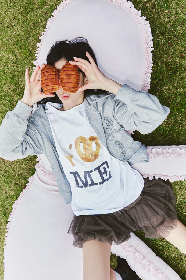 럭키슈에뜨의 Chouetties (슈에티스) 메쉬 볼륨 미니 스커트 (브라운)입니다. 부드러운 촉감의 메쉬 소재로 제작되어 봄, 여름에 시원하게 착용하기 좋습니다. 허리 밴딩과 셔링 디테일이 여성스러운 A라인 실루엣을 더욱 돋보이게 하며, 안감이 있어 비침 걱정 없이 편안하게 입을 수 있습니다. 데이트룩, 카페룩, 여행룩 등 다양한 TPO에 걸리시, 미니멀, 로맨틱 스타일을 연출해보세요.
