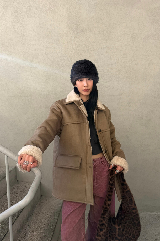 럭키슈에뜨 Chouetties (쇼티스) Fake Mustang (베이지)는 여성스러운 캐주얼 스타일을 연출하는 무스탕입니다. 스웨이드와 덤블 소재의 조화로 포근하고 부드러운 촉감을 선사하며, 두꺼운 두께감으로 따뜻하게 착용할 수 있습니다. 넉넉한 루즈핏과 스탠다드핏 디자인으로 편안한 착용감을 제공하며, 하프 기장으로 다양한 하의와 매치하기 좋습니다. 아웃포켓 디테일과 로고 엠보 포인트가 디자인의 포인트를 더하며, 가을과 겨울 시즌 데일리룩에 활용하기 좋습니다. 베이지 컬러는 미니멀하고 클래식한 분위기를 연출합니다.
