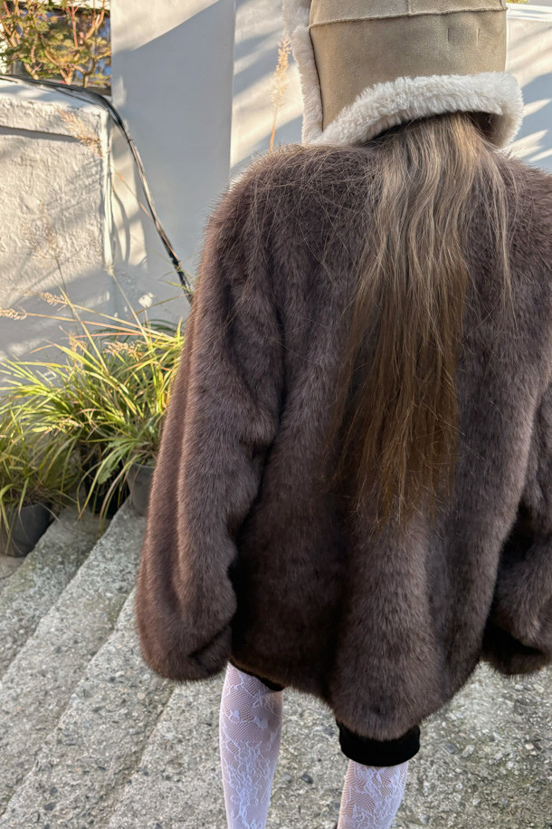 럭키슈에뜨의 슈에티스 페이크 퍼 재킷(브라운)은 출근룩, 오피스룩, 비즈니스 캐주얼에 어울리는 아이템입니다. 클래식, 미니멀, 시크한 스타일을 연출하기에 적합하며, 부드러운 페이크 퍼 소재가 고급스러운 분위기를 더합니다. 브라운 컬러는 따뜻하고 세련된 느낌을 주어 다양한 옷차림에 코디하기 좋습니다. 럭키슈에뜨만의 감각적인 디자인으로, 겨울철 스타일링에 포인트를 더해보세요. 페이크 퍼 재킷으로 시크하고 따뜻한 겨울을 완성하세요.
