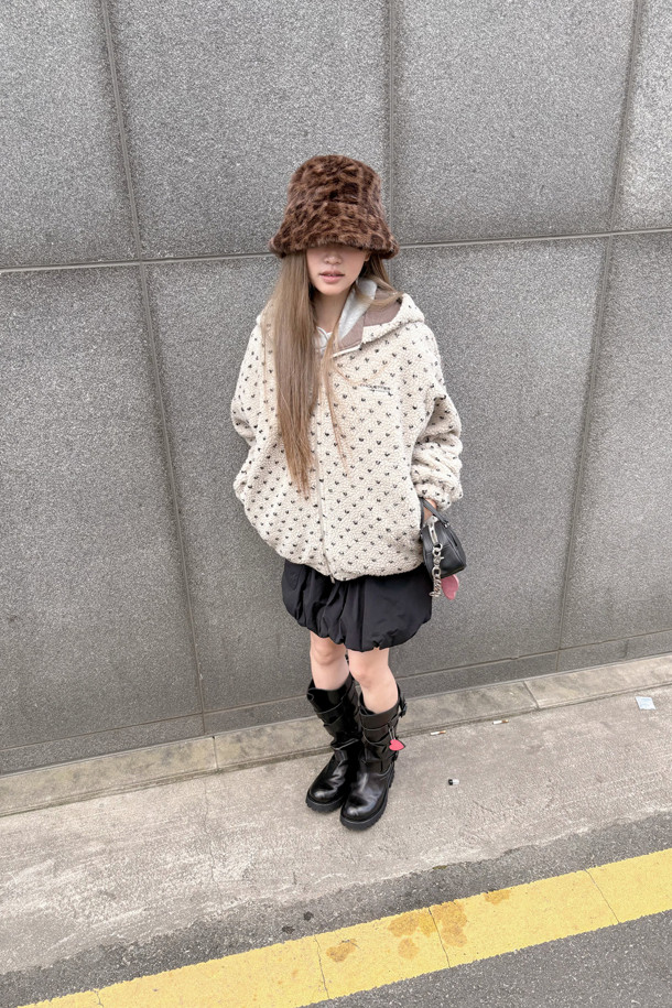 Chouetties by LUCKY CHOUETTE(슈에뜨 바이 럭키슈에뜨)의 페이크 퍼 후드 점퍼(베이지)입니다. 부드러운 플리스와 페이크 퍼 소재로 제작되어 포근하고 따뜻한 착용감을 선사하며, 겨울철은 물론 가을에도 활용하기 좋습니다. 캐주얼, 미니멀, 고프코어 스타일을 아우르는 디자인으로 캠핑룩, 산책룩 등 다양한 TPO에 매치하기 용이합니다. 도트와 하트 패턴이 사랑스러운 분위기를 더하고, 오버핏 실루엣과 후드 디자인으로 편안하면서도 스타일리시하게 연출할 수 있습니다. 투웨이 지퍼, 소매단 및 밑단 밴딩, 레터링 자수, 솔리드 안감 등의 디테일이 돋보이는 두꺼운 두께감의 긴소매 점퍼입니다.
