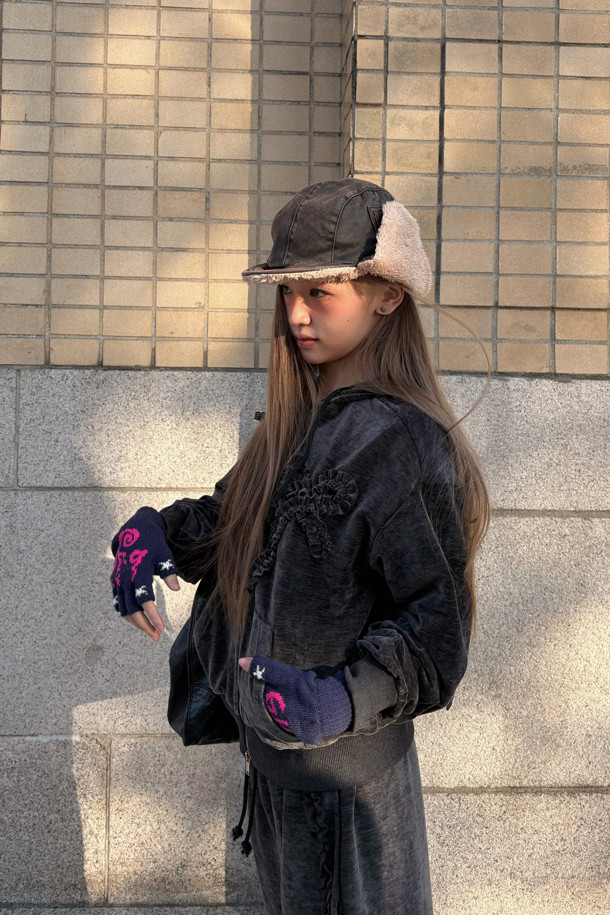 [Re-Order] 럭키슈에뜨_프릴 포인트 벨벳 롱 팬츠 (다크 그레이)는 부드러운 촉감의 벨벳 소재로 제작되어 가을, 겨울 시즌에 따뜻하게 착용하기 좋은 여성용 와이드 핏 긴 바지입니다. 허리 스트링과 사이드 러플 디테일이 캐주얼하면서도 여성스러운 분위기를 더하며, 루즈핏과 맥시 기장으로 편안함을 선사합니다. 집콕룩, 산책룩 등 편안한 일상에 잘 어울리며, 캐주얼, 미니멀, 클래식 스타일을 즐겨 입는 분들께 추천합니다. 세트 상품으로도 구매 가능합니다.
