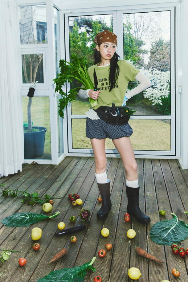 LUCKY CHOUETTE (럭키슈에뜨)의 Chouetties Check Volume Shorts (체크 볼륨 쇼츠) 입니다. 블루 컬러의 여성 숏팬츠로, 캐주얼하고 여성스러운 스타일을 연출합니다. 허리 밴딩과 밑단 밴딩으로 편안한 착용감을 선사하며, 셔링 디테일과 볼륨감 있는 디자인이 특징입니다. 체크 패턴이 돋보이며, 뒷면 라벨 장식으로 포인트를 더했습니다. 동네 마실룩, 카페룩, 봄 소풍룩 등 다양한 TPO에 활용하기 좋은 아이템입니다.
