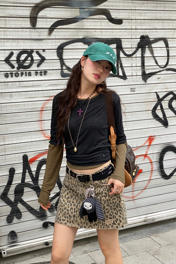 LUCKY CHOUETTE (럭키슈에뜨)의 Chouetties 레이어드 긴팔 티셔츠 (다크 그레이)입니다. 부드러운 레이온과 폴리에스터 혼방 소재로 제작되어 얇고 편안한 착용감을 선사합니다. 슬림핏 라운드넥 디자인에 언밸런스 기장감과 럭키 크레센트 문 와펜 자수 디테일이 특징입니다. 간절기에는 단독으로, 겨울철에는 레이어드하여 데이트룩이나 데일리룩으로 활용하기 좋습니다. 캐주얼, 미니멀 스타일을 즐겨 입는 여성분들께 추천합니다.
