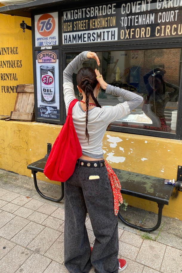 럭키 슈에뜨(LUCKY CHOUETTE)의 Chouetties 레이어링 긴소매 티셔츠(아이보리)입니다. 부드러운 촉감의 레이온과 폴리에스터 혼방 소재로 제작되었으며, 봄, 가을에 착용하기 좋습니다. 슬림핏의 라운드넥 디자인으로, 캐주얼하고 미니멀한 스타일을 연출합니다. 언밸런스 기장과 레이어드 디자인이 특징이며, Lucky Crescent Moon 모티브 자수 디테일로 포인트를 더했습니다. 단독 또는 레이어드하여 데이트룩을 완성해보세요.
