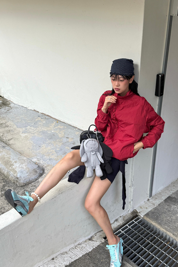 럭키슈에뜨(LUCKY CHOUETTE)의 Chouetties 도트 패턴 프릴 포인트 점퍼 (레드)입니다. 캐주얼하고 걸리시한 스타일로, 봄, 가을에 데이트룩, 동네 마실룩, 봄 소풍룩에 매치하기 좋습니다. 얇은 두께의 나일론 소재로 제작되어 부드러운 촉감을 선사하며, 루즈핏으로 편안하게 착용할 수 있습니다. 지퍼형 여밈 방식에 긴 소매, 소매와 밑단 밴딩 처리로 활동성을 더했습니다. 프릴 디테일과 레터링 프린트가 포인트이며, 슈롱이 파우치와 세트 구성으로 실용성까지 갖춘 아이템입니다.
