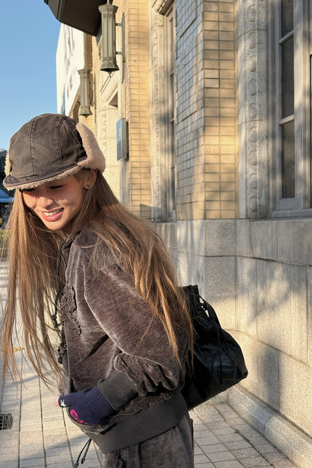 [Re-Order] 럭키슈에뜨_리본 포인트 벨벳 후드 점퍼 (다크 그레이)는 부드러운 벨벳 소재와 루즈핏으로 편안한 착용감을 선사하는 여성 후드 점퍼입니다. 캐주얼하고 미니멀한 스타일을 연출하며, 가을과 겨울에 따뜻하게 입을 수 있습니다. 다크 그레이 컬러에 무지 패턴으로 어떤 옷에도 잘 어울리며, 리본 자수 디테일과 시보리 밑단, 볼륨감 있는 실루엣이 특징입니다. 투웨이 지퍼로 편의성을 높였으며, 캠핑룩이나 산책룩 등 다양한 TPO에 활용 가능합니다. 두꺼운 두께감으로 보온성을 더했습니다.
