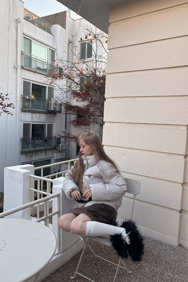 럭키슈에뜨 크롭 덕다운 점퍼는 캐주얼, 빈티지 스타일을 즐기는 분들을 위한 겨울철 필수 아이템입니다. 라이트 베이지 컬러의 무지 디자인으로 어떤 스타일에도 쉽게 매치할 수 있으며, 여행룩, 캠핑룩, 미니멀, 고프코어 스타일 연출에도 적합합니다. 덕다운(솜털 80%, 깃털 20%) 충전재(240g)와 두꺼운 두께감으로 보온성을 높였으며, 루즈핏 크롭 기장으로 트렌디함을 더했습니다. 빅 아웃포켓, 금속 지퍼, 럭키 크레센트 문 모티브 와펜 디테일이 돋보이며, 은은한 광택감이 고급스러운 분위기를 자아내는 긴소매 점퍼입니다.
