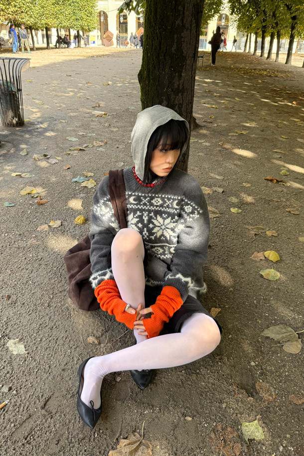 럭키슈에뜨(LUCKY CHOUETTE)의 Chouetties 노르딕 패턴 니트 풀오버(다크 그레이)는 가을, 겨울 시즌에 어울리는 여성용 상의입니다. 넉넉한 루즈핏 실루엣과 라운드넥 디자인으로 편안한 착용감을 선사하며, 울 혼방 소재로 제작되어 부드러운 촉감을 느낄 수 있습니다. 다크 그레이 컬러에 노르딕 패턴이 더해져 캐주얼하면서도 클래식한 분위기를 연출하며 캠핑룩, 집콕룩 등 다양한 TPO에 활용하기 좋습니다. 럭키 크레센트 문 모티브 패턴이 은은하게 포인트가 되어 미니멀한 스타일을 선호하는 분들께도 추천합니다. 긴소매 기장과 두꺼운 두께감으로 따뜻하게 착용할 수 있습니다.
