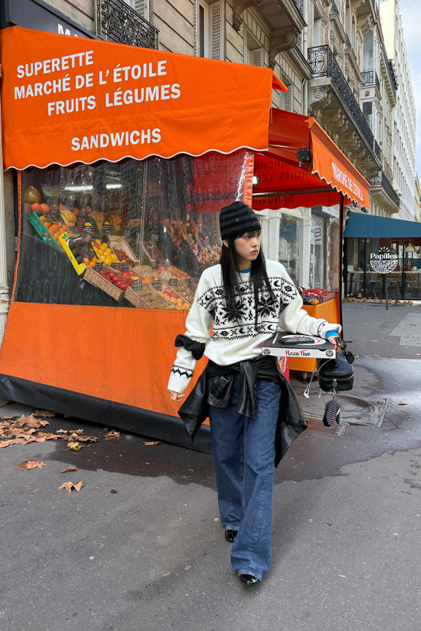 LUCKY CHOUETTE (럭키슈에뜨)의 노르딕 패턴 니트 풀오버 (아이보리)입니다. 부드러운 울 혼방 소재로 제작되어 가을, 겨울 시즌에 따뜻하게 착용할 수 있습니다. 라운드넥에 긴소매, 루즈핏 실루엣으로 편안한 착용감을 선사하며, 캐주얼, 클래식, 미니멀한 스타일을 연출하기 좋습니다. 럭키슈에뜨의 시그니처, Lucky Crescent Moon 모티브가 돋보이며 모임룩으로도 활용 가능한 매력적인 디자인입니다. 두꺼운 두께감으로 보온성을 높였으며, 아이보리 컬러의 노르딕 패턴이 포근한 분위기를 더합니다.
