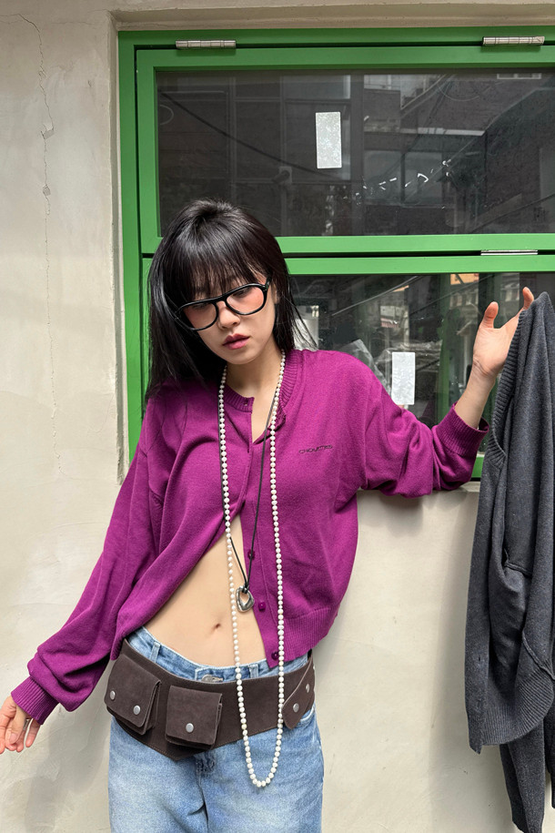 [Re-Order] 럭키슈에뜨_언밸런스 니트 가디건 (퍼플)은 부드러운 아크릴과 코튼 혼방 소재로 제작되어 봄, 가을에 착용하기 좋은 여성 니트 가디건입니다. 라운드넥에 긴 소매, 루즈핏으로 편안한 착용감을 선사하며, 언밸런스 기장과 레터링 자수 포인트가 캐주얼한 무드를 더합니다. 세 가지 모양의 믹스된 단추가 디자인의 묘미를 살리고, 데이트룩, 카페룩, 봄 소풍룩 등 다양한 TPO에 활용 가능합니다. 미니멀, 로맨틱 스타일을 선호하는 분들께 추천하며, 캐주얼한 스타일링에 포인트를 더해줍니다.
