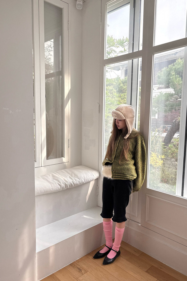 럭키슈에뜨(LUCKY CHOUETTE)의 Chouetties 언밸런스 스트라이프 니트 가디건 (올리브)입니다. 부드러운 울 소재로 제작되어 가을과 겨울에 따뜻하게 착용할 수 있습니다. 캐주얼한 무드의 루즈핏으로 편안함을 선사하며, 라운드 넥과 긴 소매 디자인이 특징입니다. 언밸런스 기장감과 럭키 크레센트 문 자수, 하트 모양 단추 디테일이 돋보이는 디자인으로 데이트룩, 모임룩, 캐주얼, 클래식, 미니멀 스타일 모두 소화 가능합니다. 두꺼운 두께감으로 포근함을 더했습니다.
