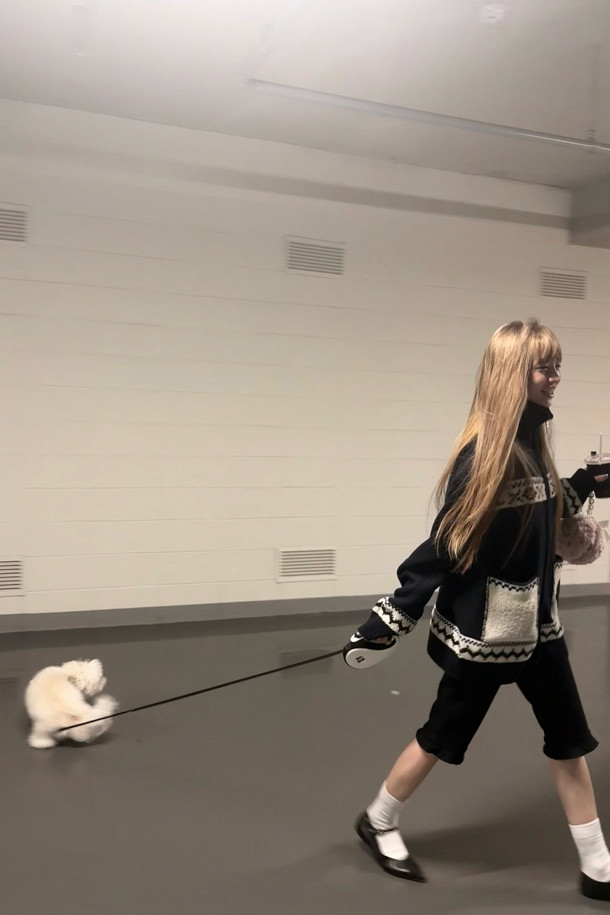 [Re-Order] 럭키슈에뜨_노르딕 패턴 하이넥 가디건 (다크 네이비)는 여성 의류로, 가을과 겨울에 따뜻하게 입을 수 있는 니트/스웨터입니다. 다크 네이비 컬러에 캐주얼, 빈티지 스타일을 더한 루즈핏 가디건으로, 하이넥 디자인과 긴 소매가 특징입니다. 두꺼운 울 소재로 제작되어 부드러운 촉감을 선사하며, 노르딕 패턴이 돋보입니다. 투웨이 지퍼와 아웃포켓 디테일, 럭키 크레센트 문 모티브가 돋보이며, 출근룩이나 모임룩, 캐주얼, 클래식, 미니멀 스타일 모두 소화 가능합니다.
