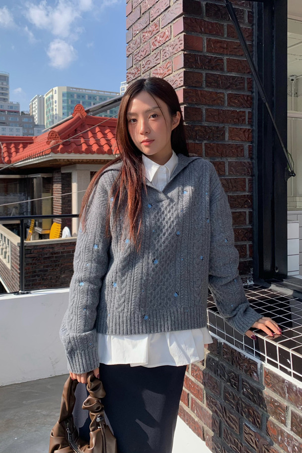 멜란지 그레이 컬러의 케이블 자수 카라 니트 풀오버입니다. 울, 캐시미어, 나일론 혼방 소재로 제작되어 부드러운 촉감과 두꺼운 두께감으로 따뜻하게 착용할 수 있습니다. 클래식한 무드와 루즈핏 디자인으로 편안하면서도 세련된 스타일을 연출하며, 노치넥과 긴 소매, 플라워 자수 디테일이 포인트입니다. 출근룩, 오피스룩, 모임룩 등 다양한 TPO에 활용 가능하며, 미니멀하고 클래식한 스타일을 선호하는 여성분들께 추천합니다.
