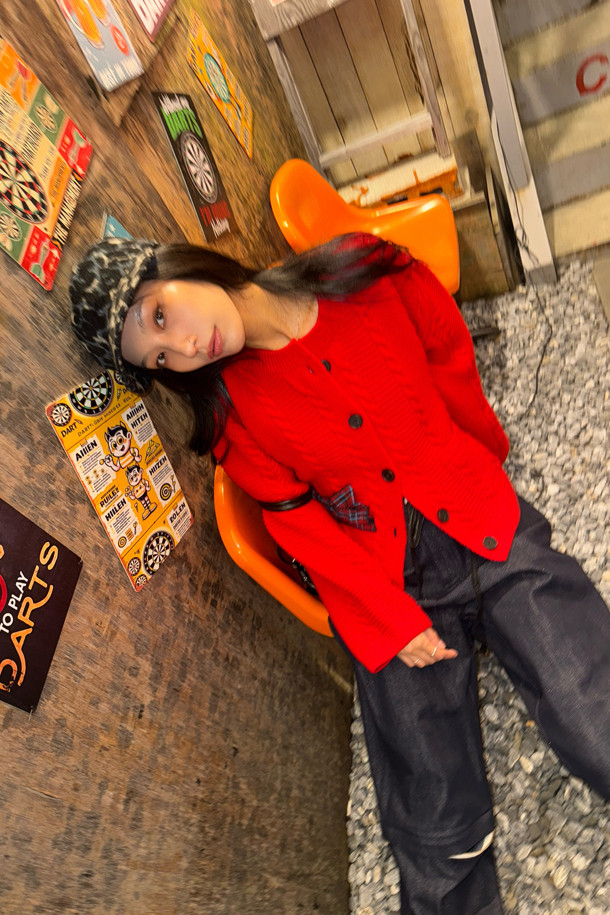 [Re-Order] 체크 리본 라운드 넥 니트 가디건 (레드)는 포근한 울 소재로 제작되어 가을, 겨울 시즌에 따뜻하게 착용하기 좋은 여성 니트 가디건입니다. 체크 패턴과 리본 장식이 걸리시한 무드를 더하며, 라운드 넥과 긴 소매 디자인으로 부드러운 촉감을 선사합니다. 넉넉한 루즈핏과 코쿠닝 실루엣으로 편안함을 강조하며, 데이트룩, 모임룩 등 다양한 TPO에 캐주얼, 클래식, 걸리시 스타일로 연출하기 좋습니다. 두꺼운 두께감의 케이블 조직 니트로 제작되어 따뜻함과 스타일을 동시에 잡았습니다.
