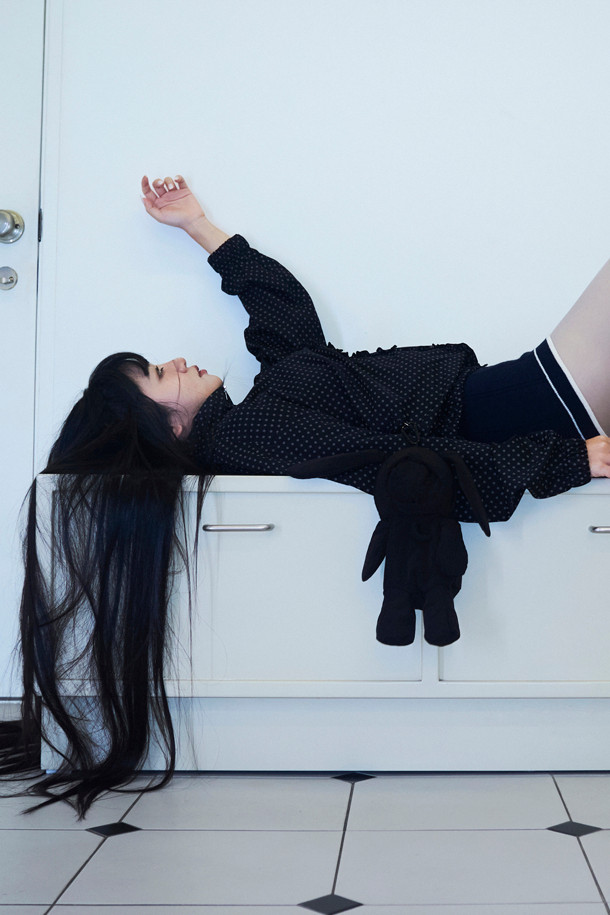 LUCKY CHOUETTE(럭키슈에뜨)의 Chouetties(슈에티즈) 라인, 슈롱이 캐릭터의 깜찍함을 담은 블랙 컬러의 파우치 키링입니다. 가볍고 튼튼한 나일론 소재에 사랑스러운 프릴 디테일이 돋보이며, 미니 사이즈로 수납 기능을 더했습니다. 캐주얼, 걸리시, 스트리트 스타일 모두 소화 가능한 디자인으로, 동네 마실룩, 산책룩, 여행룩 등 다양한 TPO에 활용하기 좋습니다. 슈롱이 캐릭터 모양으로 귀여움을 더해 소지품에 포인트를 줄 수 있습니다.
