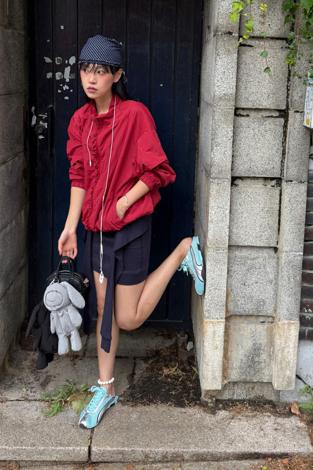 Chouetties by LUCKY CHOUETTE(슈에티 by 럭키슈에뜨)의 Chourong Pouch Key Ring(슈롱 파우치 키링) (silver)입니다. 가볍고 넉넉한 수납력을 자랑하는 파우치형 키링으로, 캐주얼한 스타일을 연출하기 좋습니다. 나일론 소재로 제작되었으며, 슈롱이 캐릭터 디자인이 귀엽게 돋보입니다. 동네 마실룩, 쇼핑룩, 여행룩 등 다양한 TPO에 활용할 수 있으며, 캐주얼, 미니멀, 걸리시한 스타일을 즐기는 분들께 추천합니다. 프릴 점퍼와 함께 코디하여 더욱 사랑스러운 룩을 완성해보세요.
